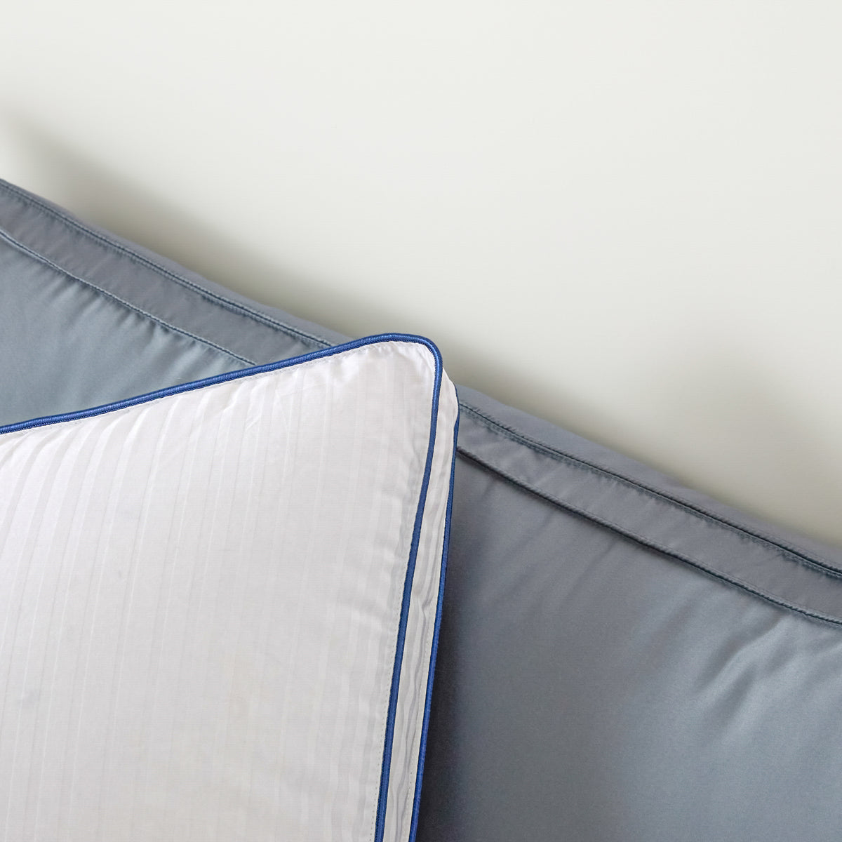 Peterhanun pillow flexing and recovering its shape